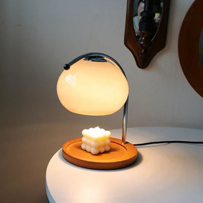 Sfeervolle tafellamp op een houten tafel