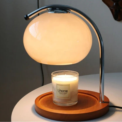 Glazen accentlamp naast een fauteuil