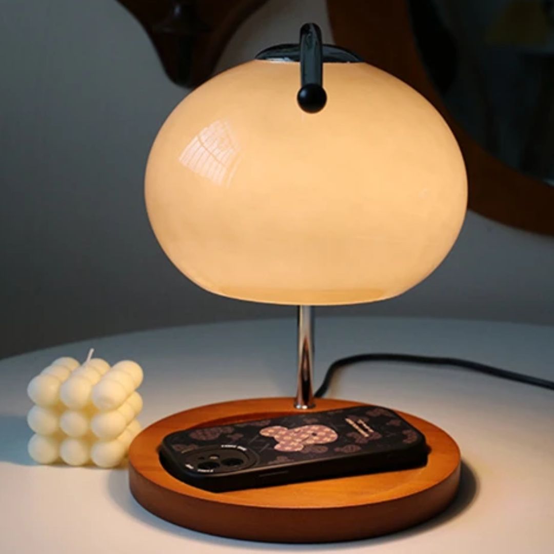 elegante glazen tafellamp op een bijzettafel