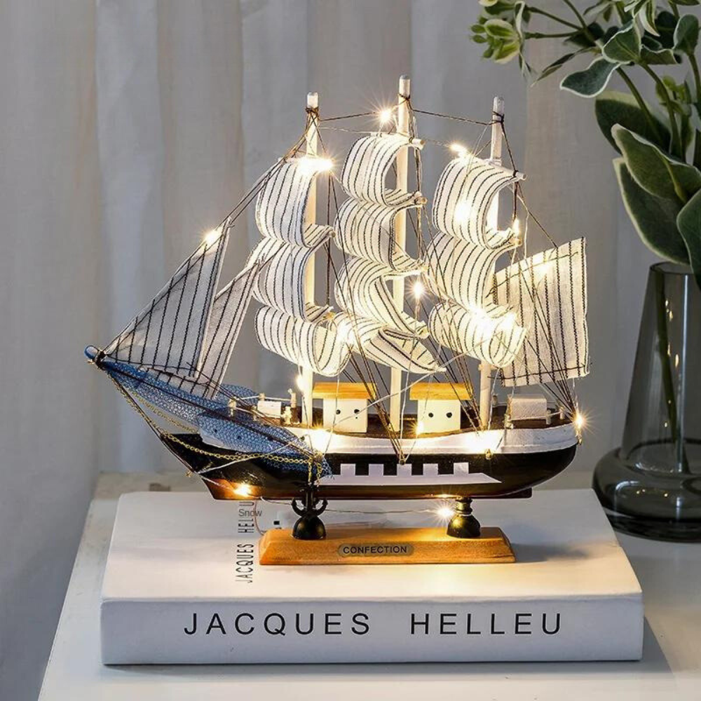 nautische tafellamp in de vorm van een houten zeilschip