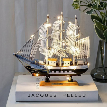 Nautische tafellamp in de vorm van een houten zeilschip