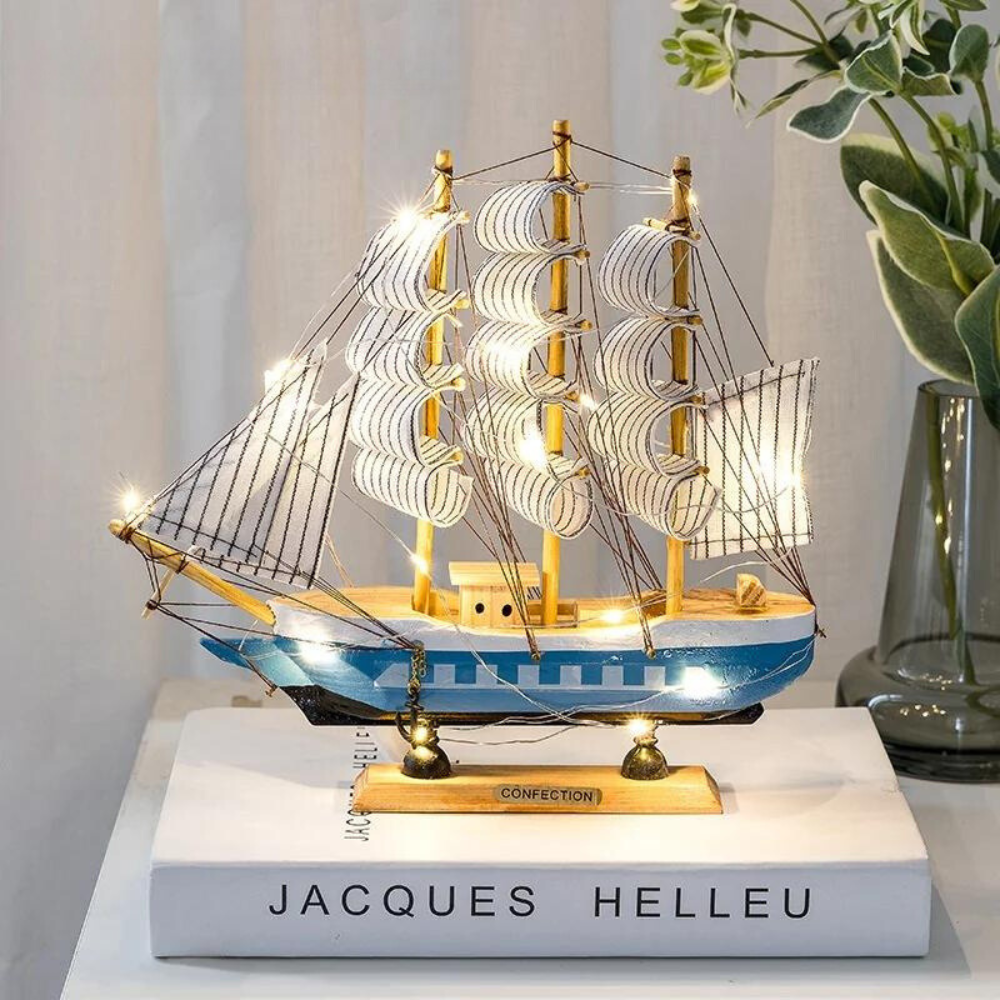 sfeerlamp met houten zeilschip en geïntegreerde ledverlichting