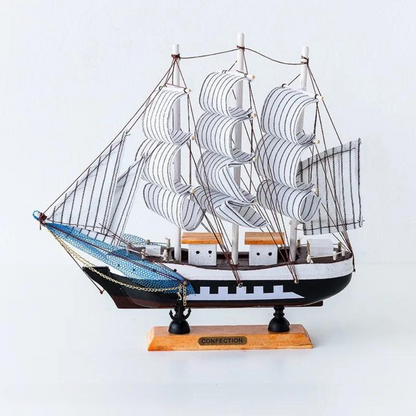 Maritieme decoratielamp met houten zeilschip op een voet
