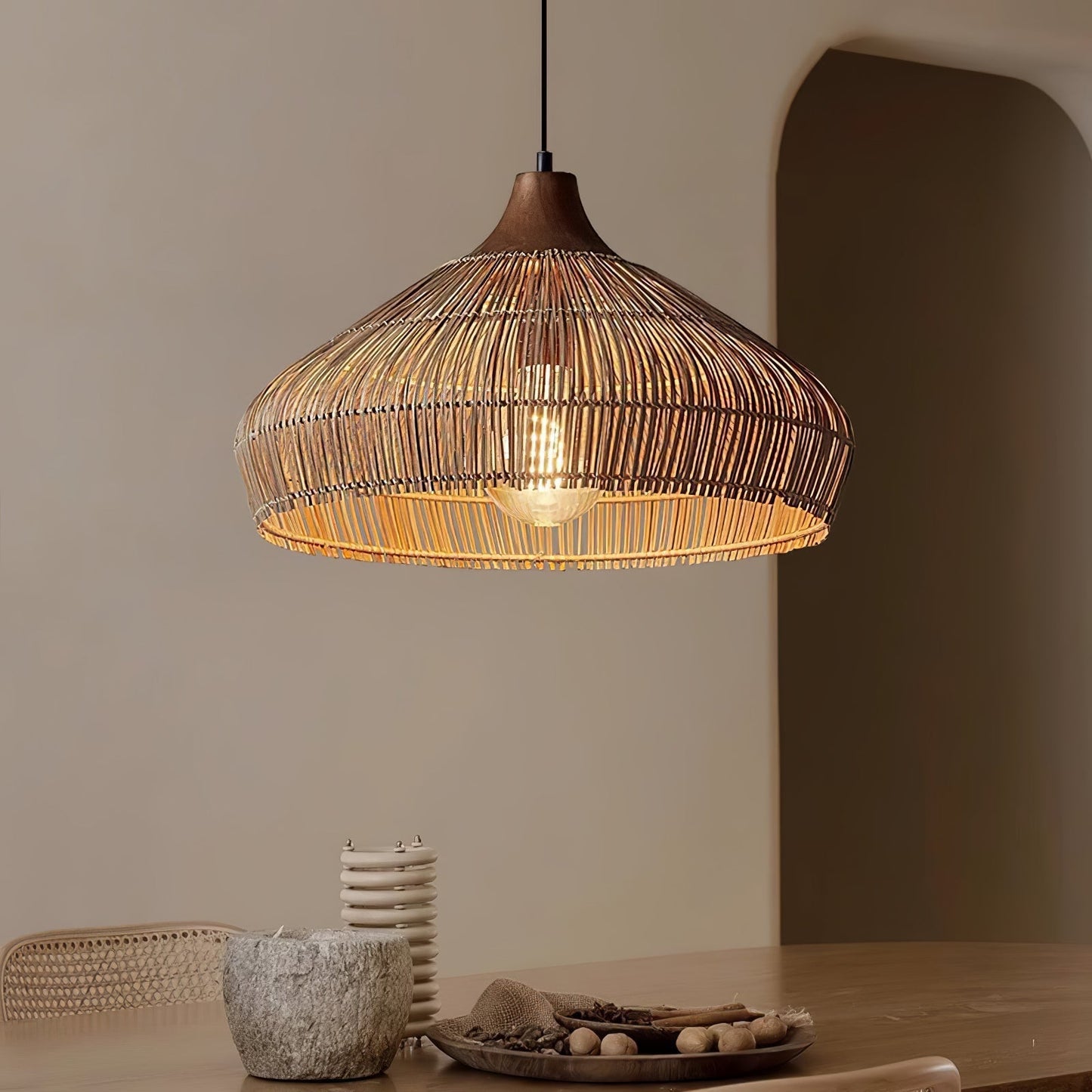 stijlvolle rotan hanglamp met rieten accenten