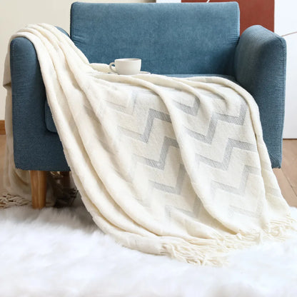 Geometrisch gebreid plaid als sfeervolle interieurdecoratie