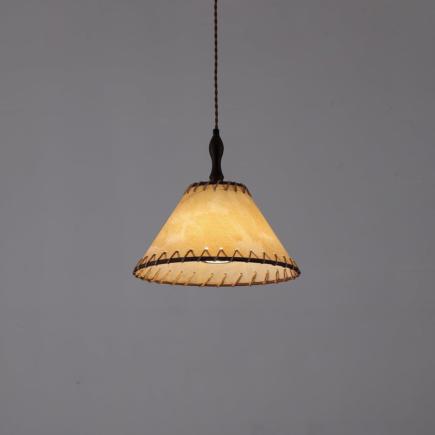 stijlvolle hanglamp van hout en stof