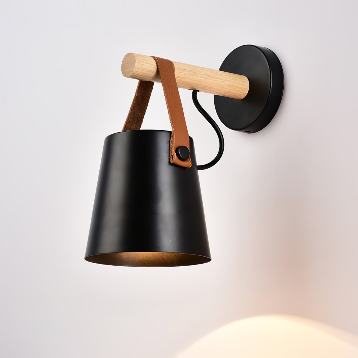 stijlvolle houten conische wandlamp voor een warme sfeer