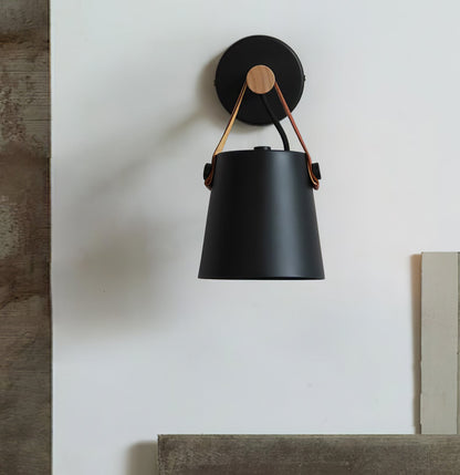 Stijlvolle houten conische wandlamp voor een warme sfeer