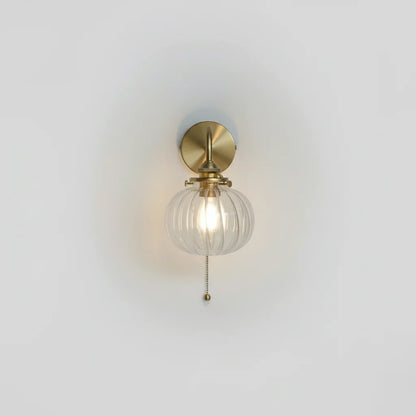 Wandlamp met trekkoord in goudkleurig metaal en bolvormige glazen kap
