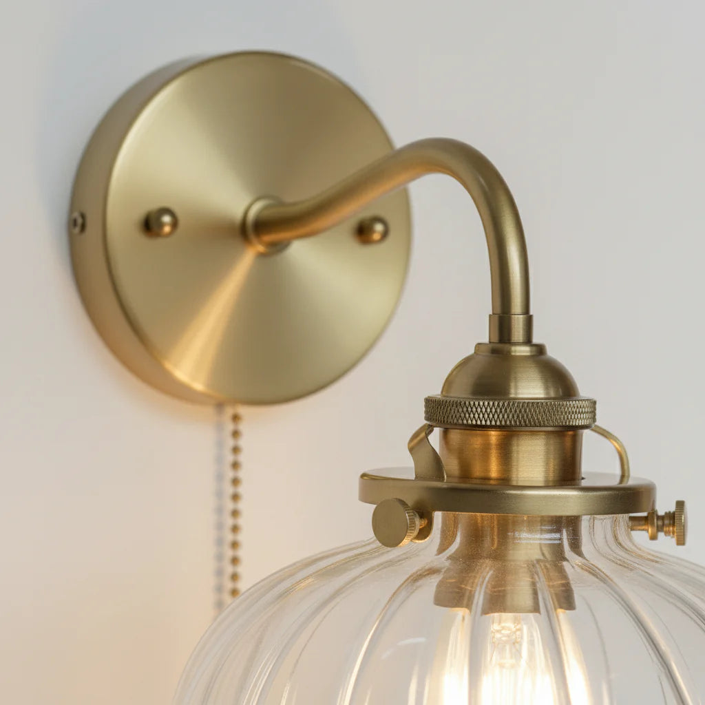 decoratieve muurlamp met glazen bol en goudkleurige afwerking