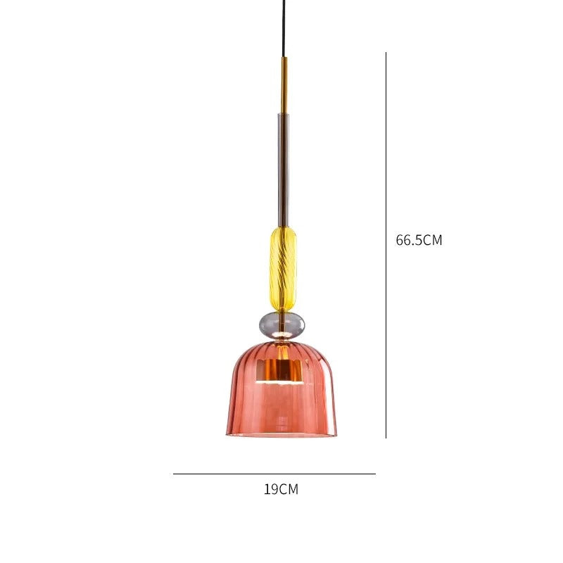 Glazen hanglamp in minimalistische woonruimte