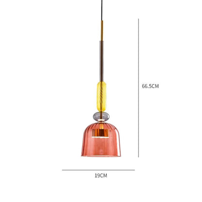 Glazen hanglamp in minimalistische woonruimte