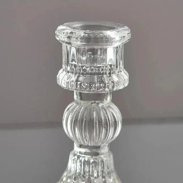 Detail van een glazen kandelaar voor tafelstyling