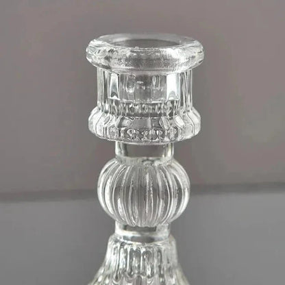 Detail van een glazen kandelaar voor tafelstyling
