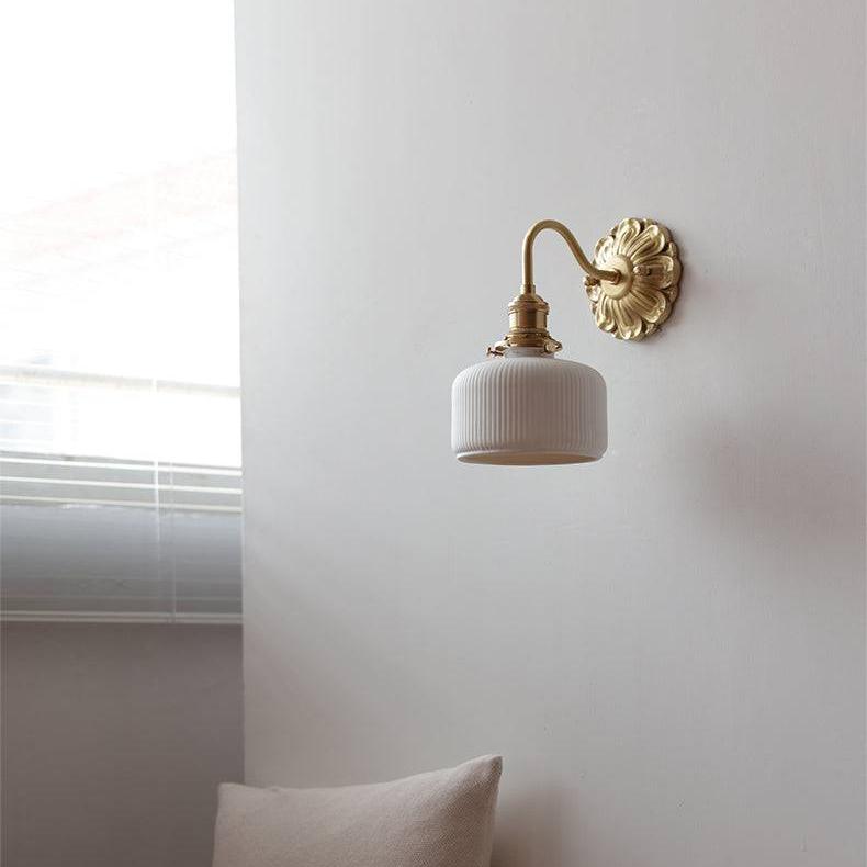 elegante keramische wandlamp in messing ontwerp