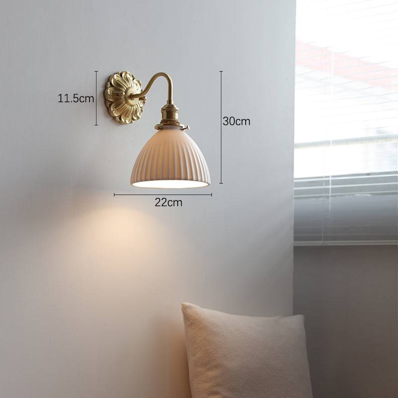 elegante keramische wandlamp in messing ontwerp