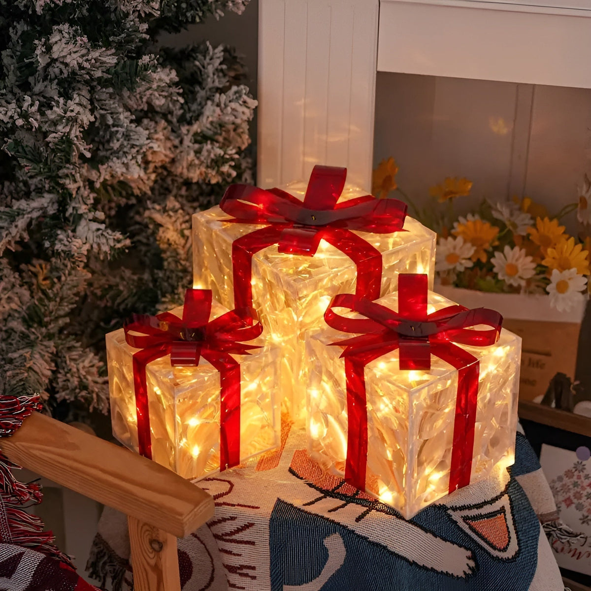 transparante geschenkdozen met rode linten als feestelijke decoratie