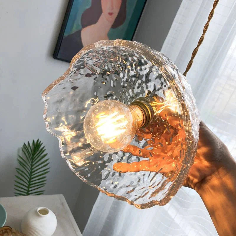 elegante messingen glazen hanglamp met een uniek ontwerp