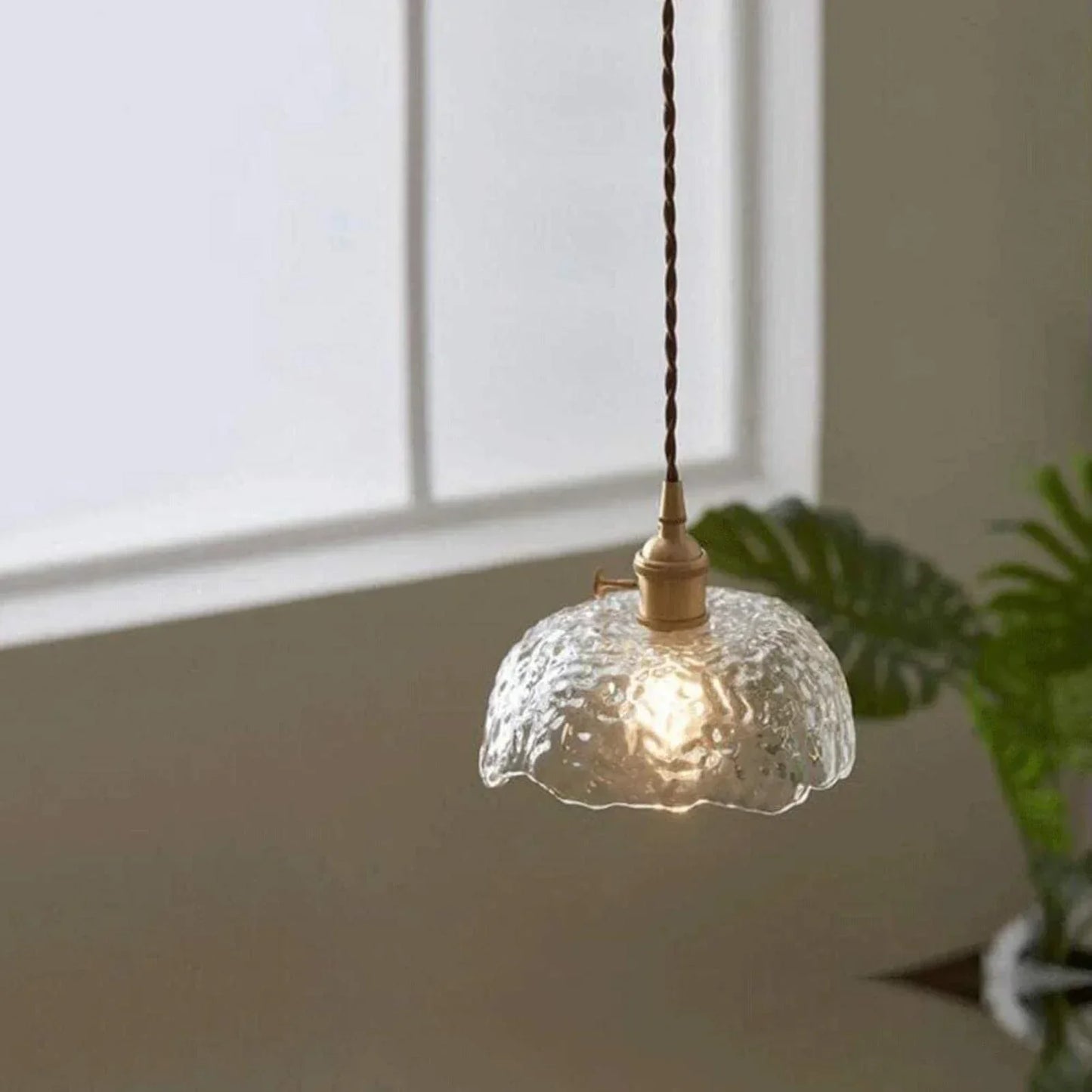 elegante messingen glazen hanglamp met een uniek ontwerp