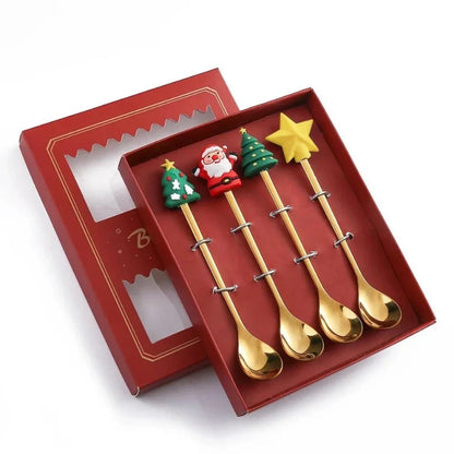 Kerstbestekset met vier decoratieve bestekdelen op een feestelijke tafel