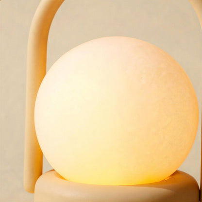 Matglazen bol tafellamp met zacht LED-licht op tafel in een modern interieur