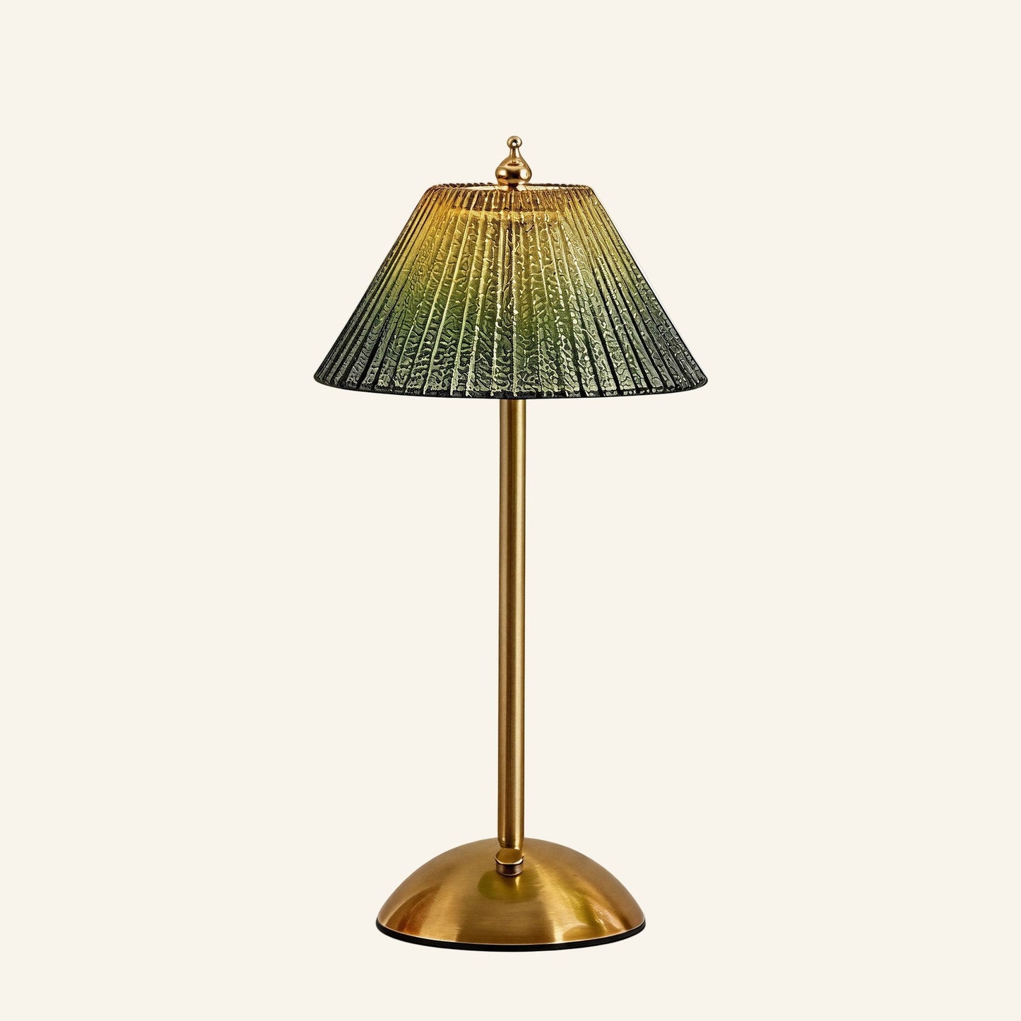 draadloze tafellamp met geplooide groene glazen kap en messing steel