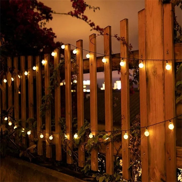 detail van het zonnepaneel en de ledverlichting van het lichtsnoer