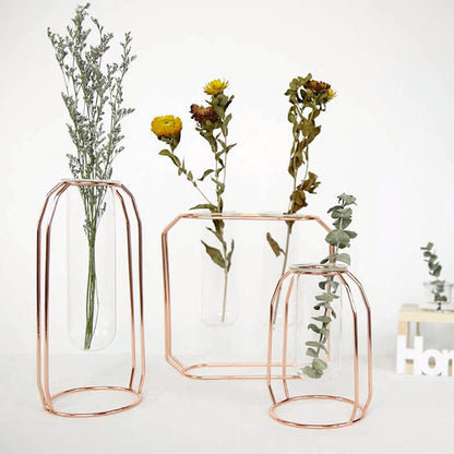 Decoratieve vaas van messing met contourlijn
