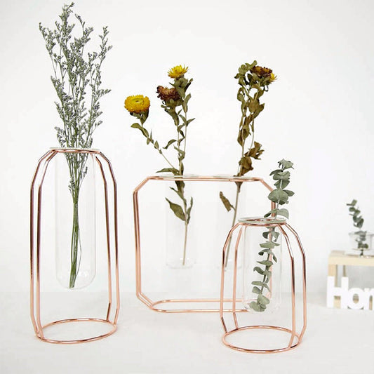Decoratieve vaas van messing met contourlijn