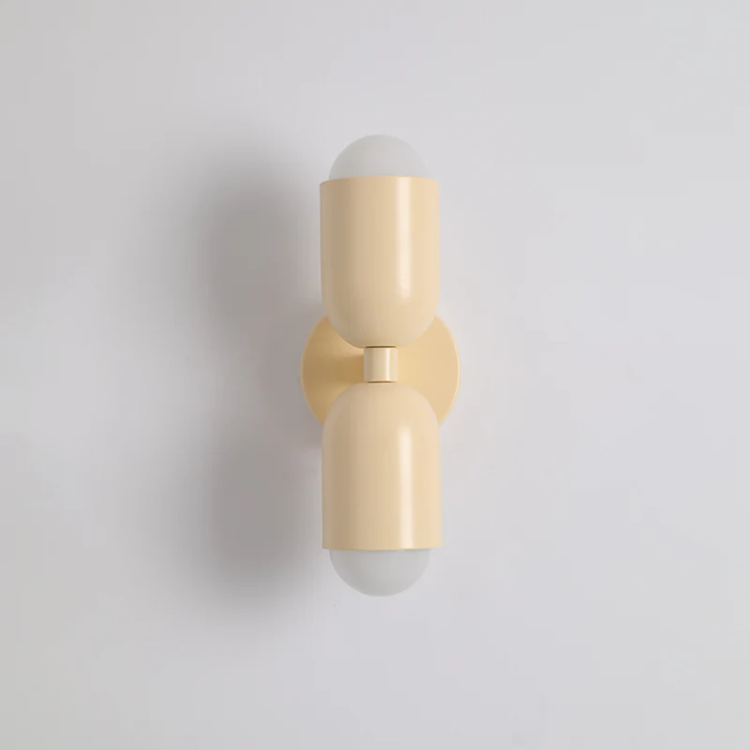 dubbelzijdige led-wandlamp aan een moderne binnenmuur