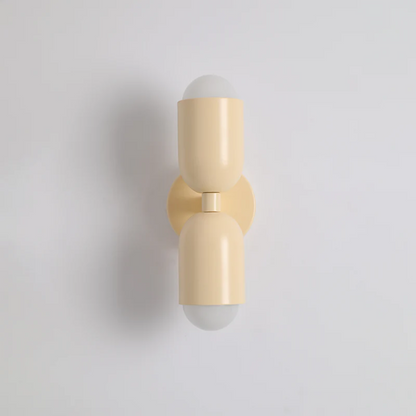 Dubbelzijdige LED-wandlamp aan een moderne binnenmuur