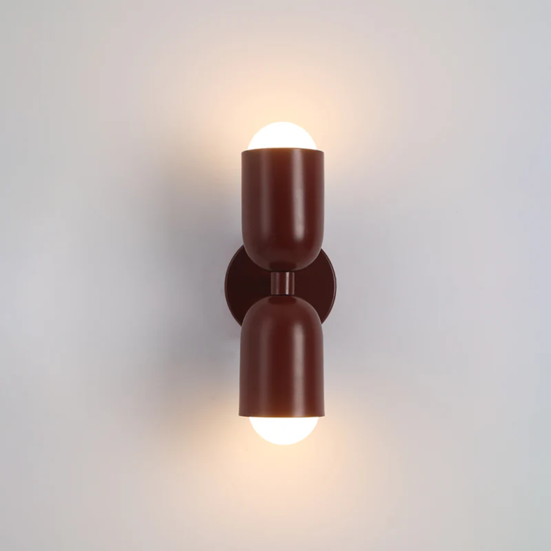 Close-up van de dubbelzijdige LED-wandlamp aan de muur