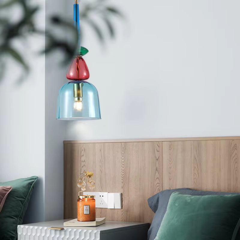 decoratieve hanglamp van glas hangend boven een eettafel