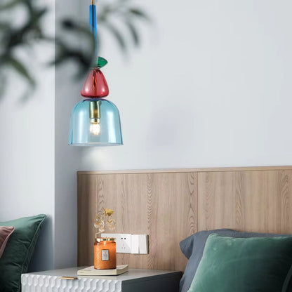 Decoratieve hanglamp van glas hangend boven een eettafel