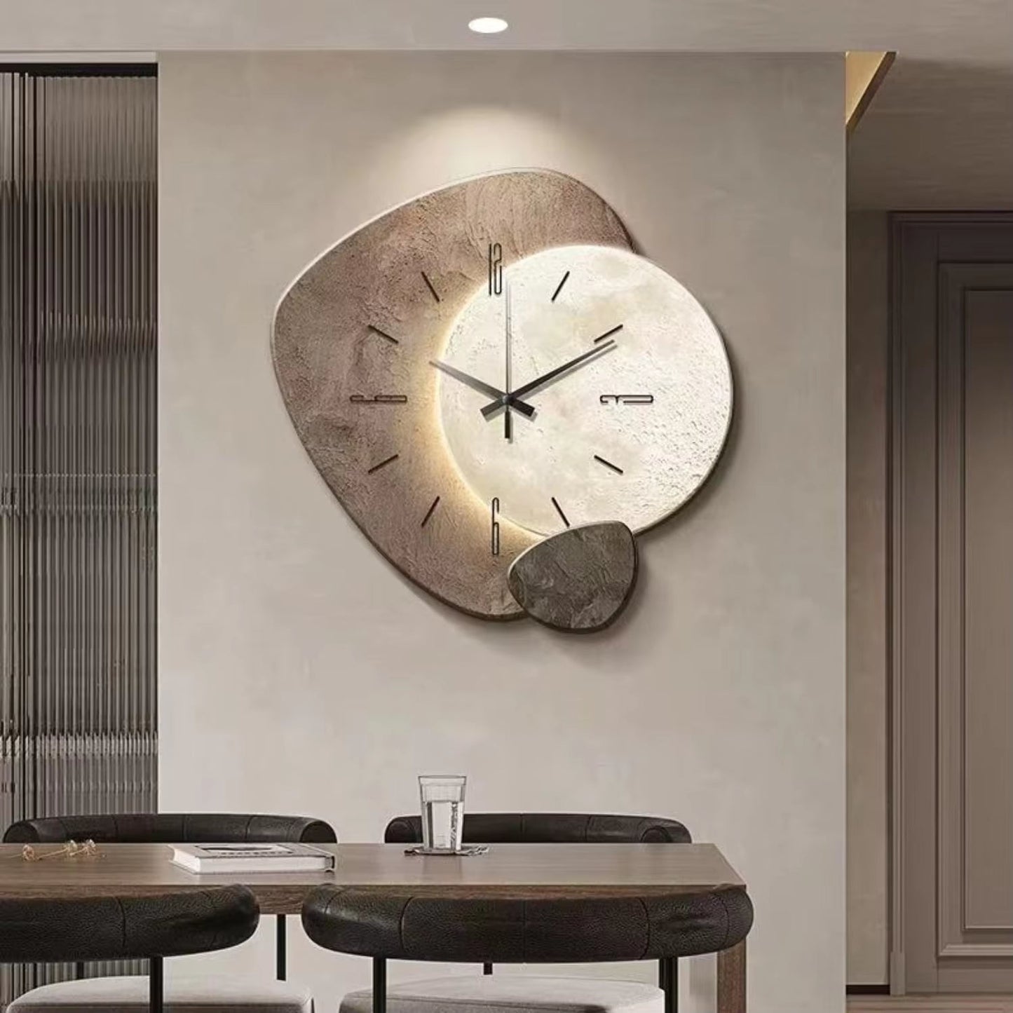 wandklok minimalistisch met maanmotief