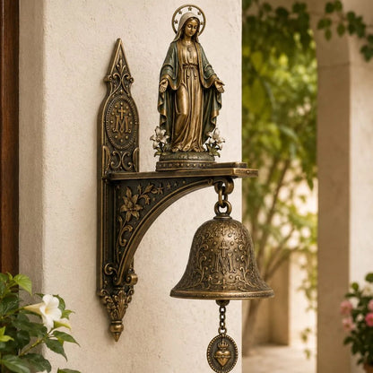 Religieuze bronzen wandbel met klassiek Mariamotief aan muurhaak
