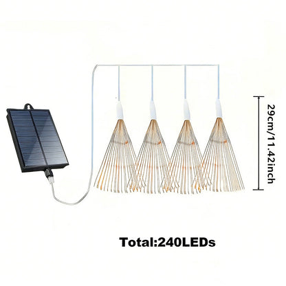 Solaire tuinlamp geplaatst langs een tuinpad in de avond