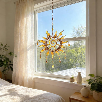 Kristal ornament met lichtreflecties en regenboogeffect in zonlicht