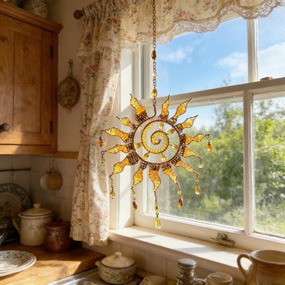 Handgemaakte zonvanger met kristallen ornament hangend voor een raam