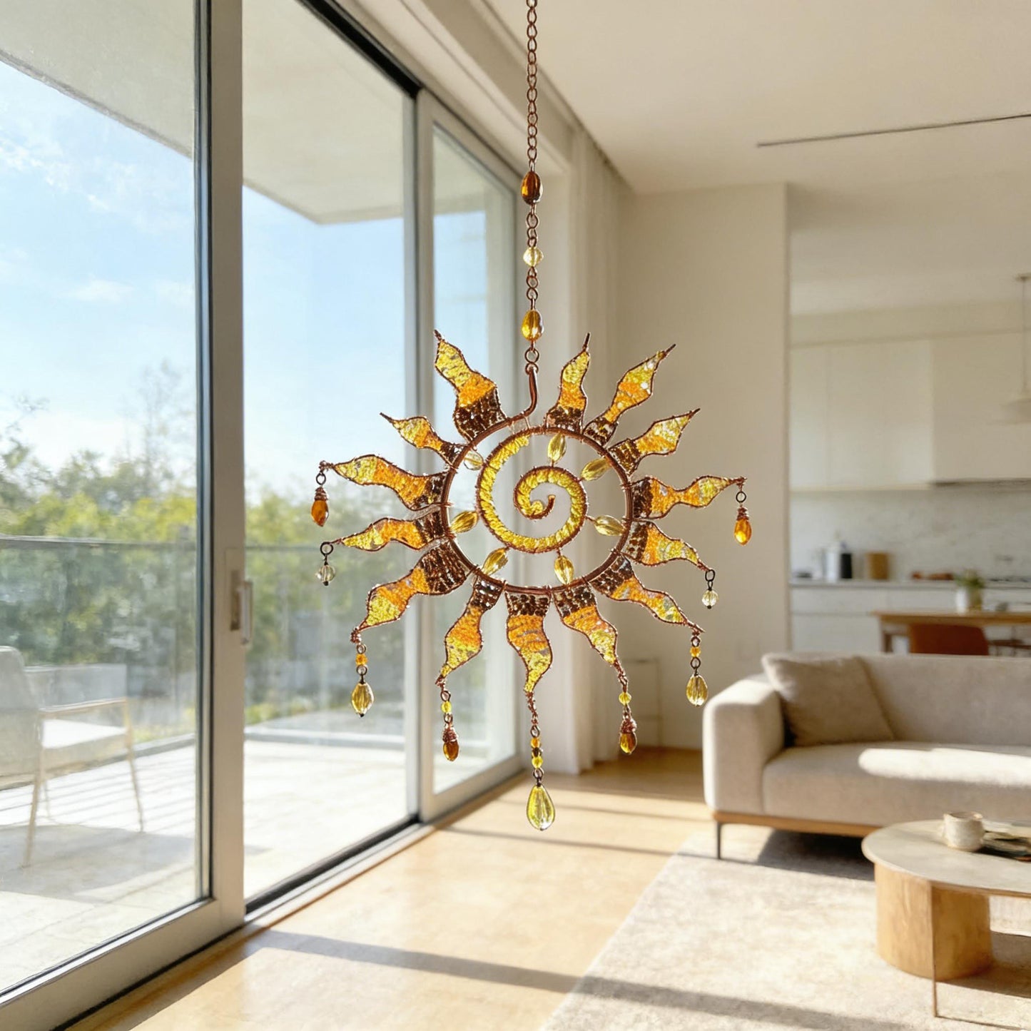 zonvanger kristal ornament hangend in een lichte woonruimte