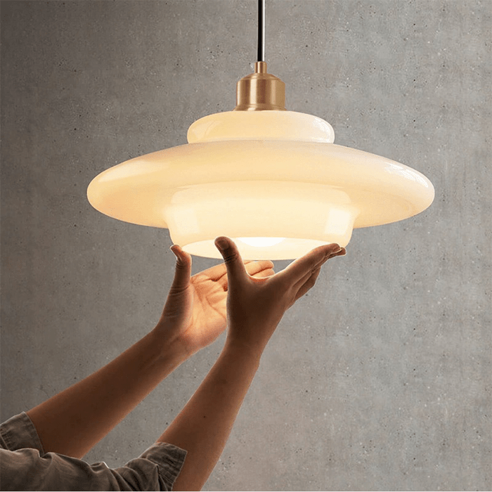 elegante witte glazen hanglamp voor een stralende verlichting