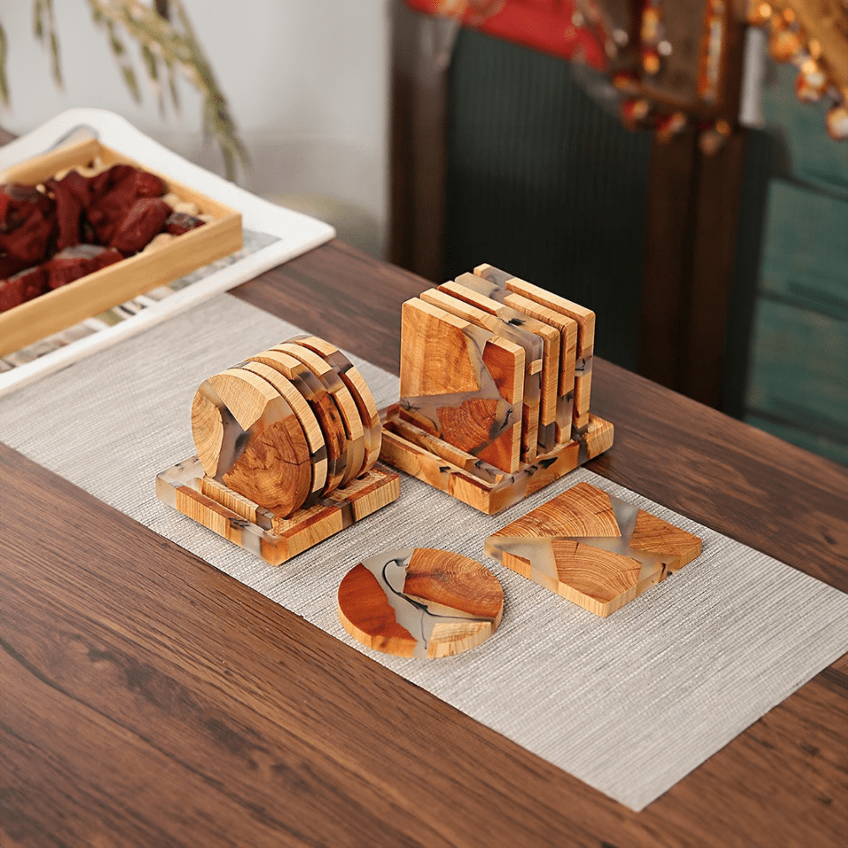 set houten onderzetters met decoratieve harsdetails