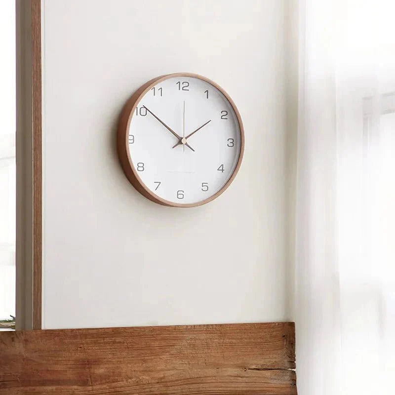 ronde wandklok van hout en glas voor een modern interieur
