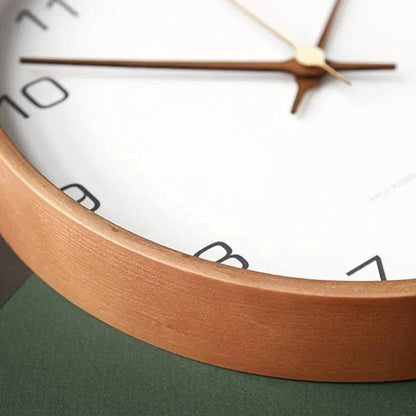 Detail van de houten rand en glazen wijzerplaat van de klok