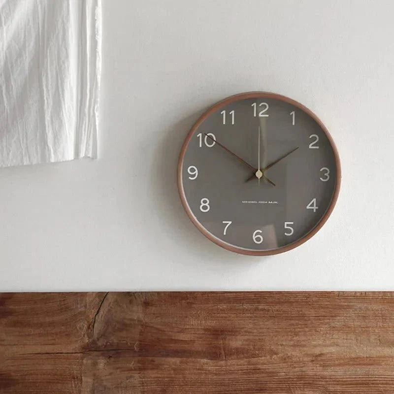 houten wandklok als stijlvolle decoratie in de woonkamer