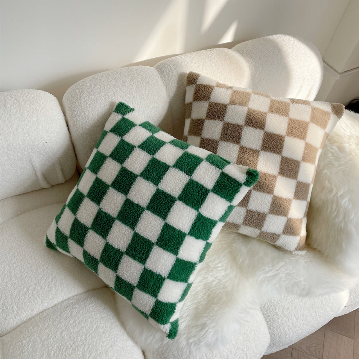 Decoratieve kussenhoes met schaakbordpatroon gestyled in een woonkamer