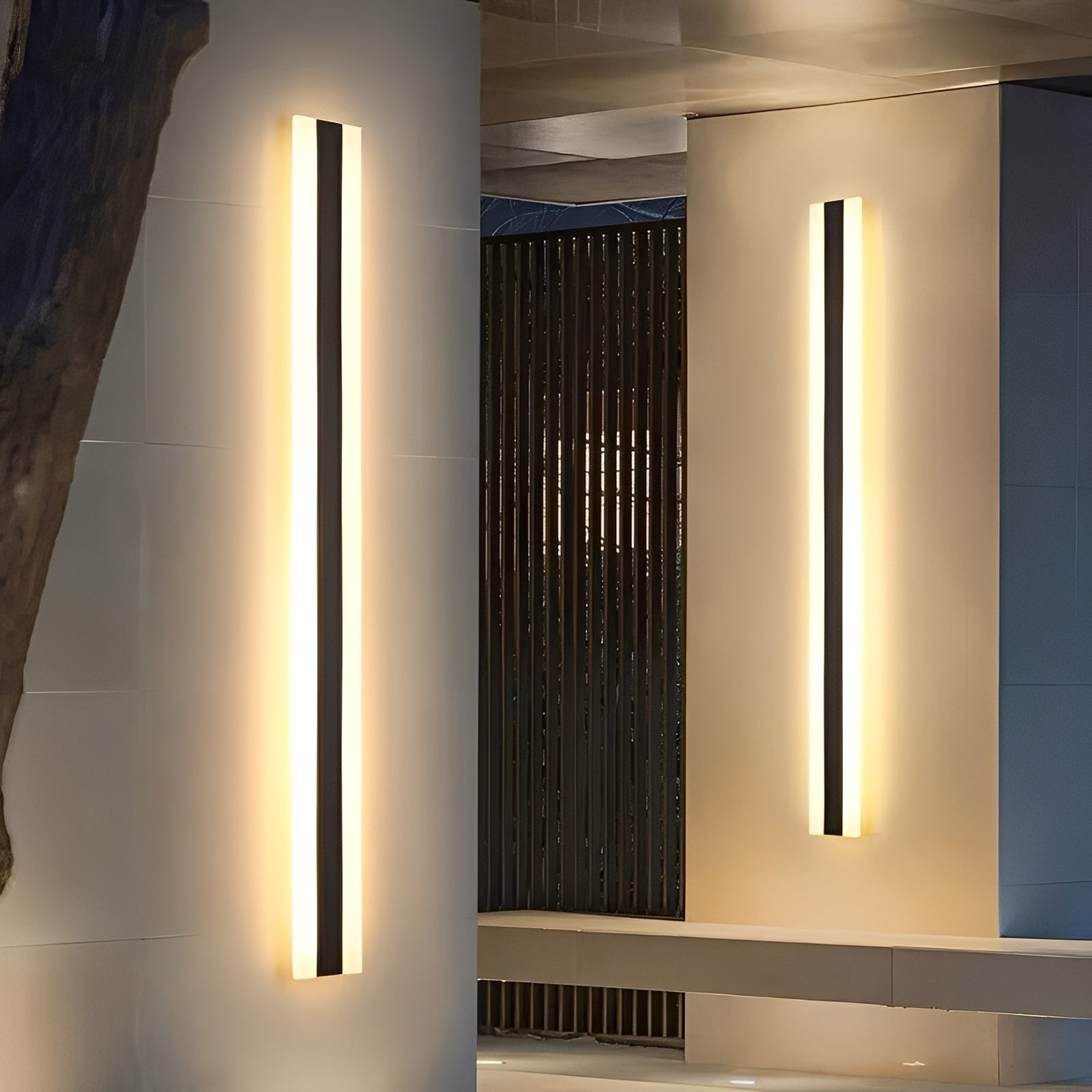 Moderne zwarte wandlamp voor buiten met heldere LED-verlichting bij de entree