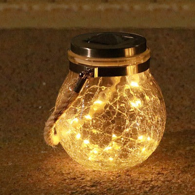 detail van de glazen tuinlamp met solar bovenzijde