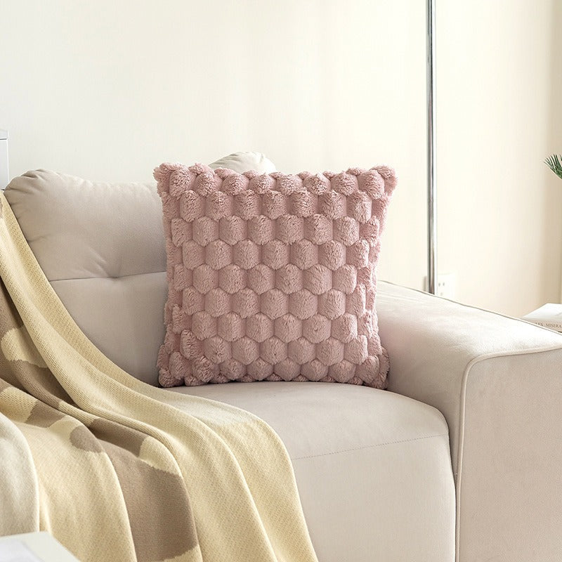 effen velours kussenhoes van 45 x 45 cm op een stoel