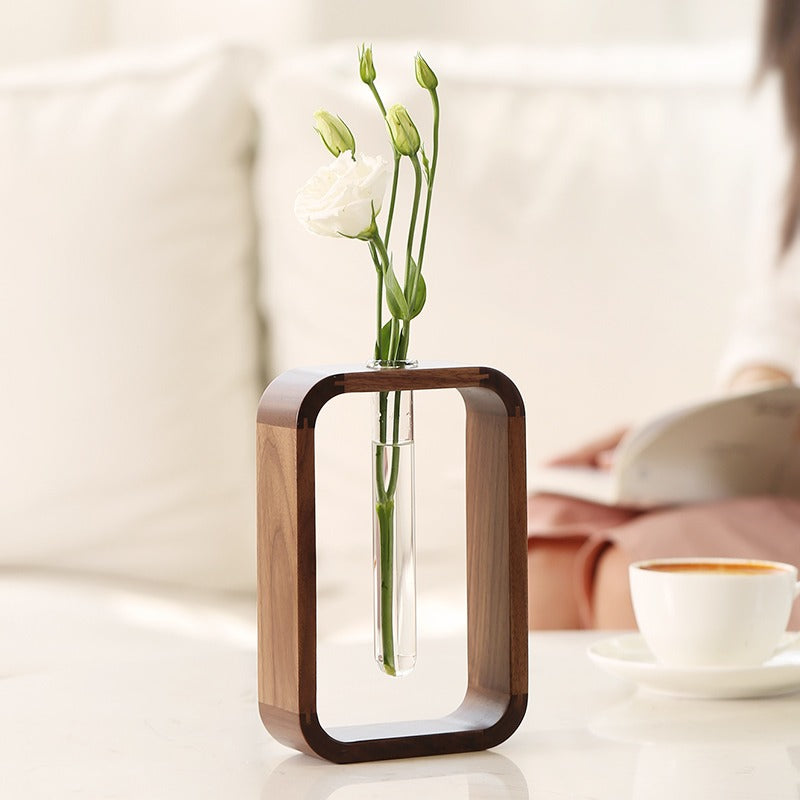 vaas met glasbuizen en houten frame voor stekjes